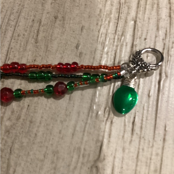 Elegant Red and Green Christmas Beaded Bracelet - Picture 14 of 16